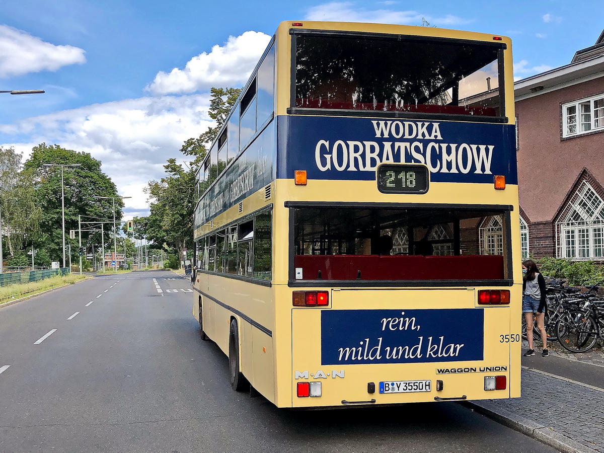 Zwischenstopp der Linie 218 mit historischen Fahrzeugen am Bahnhof Berlin Wannsee am 22. Juli 2020. Es handelt sich hir um Fahrzuege der Traditionsbus GmbH Berlin.