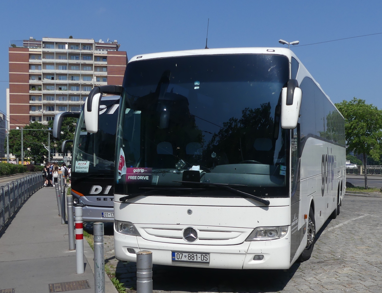 07-881-DS Mercedes Benz Tourismo, stand am 09.05.2026 an einem Busparkplatz in Wien.