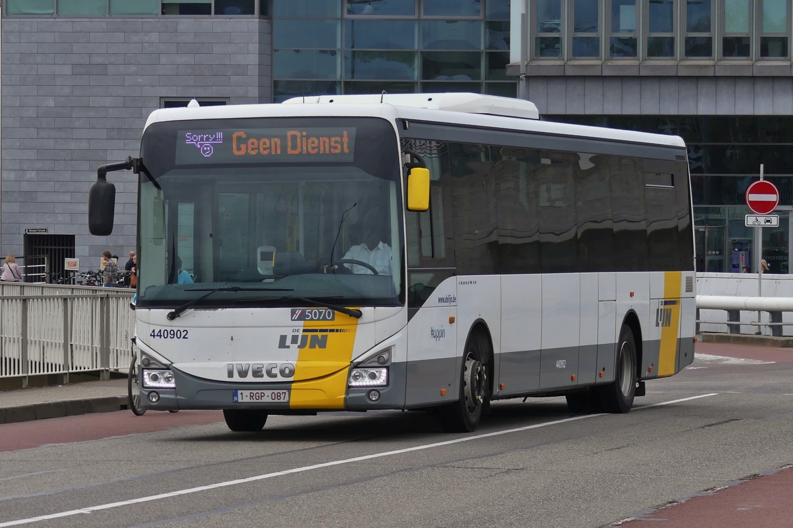 1-RGP-087, Iveco Crossway von de Lijn, unterwegs in den Straßen von Maastricht. 04.2024