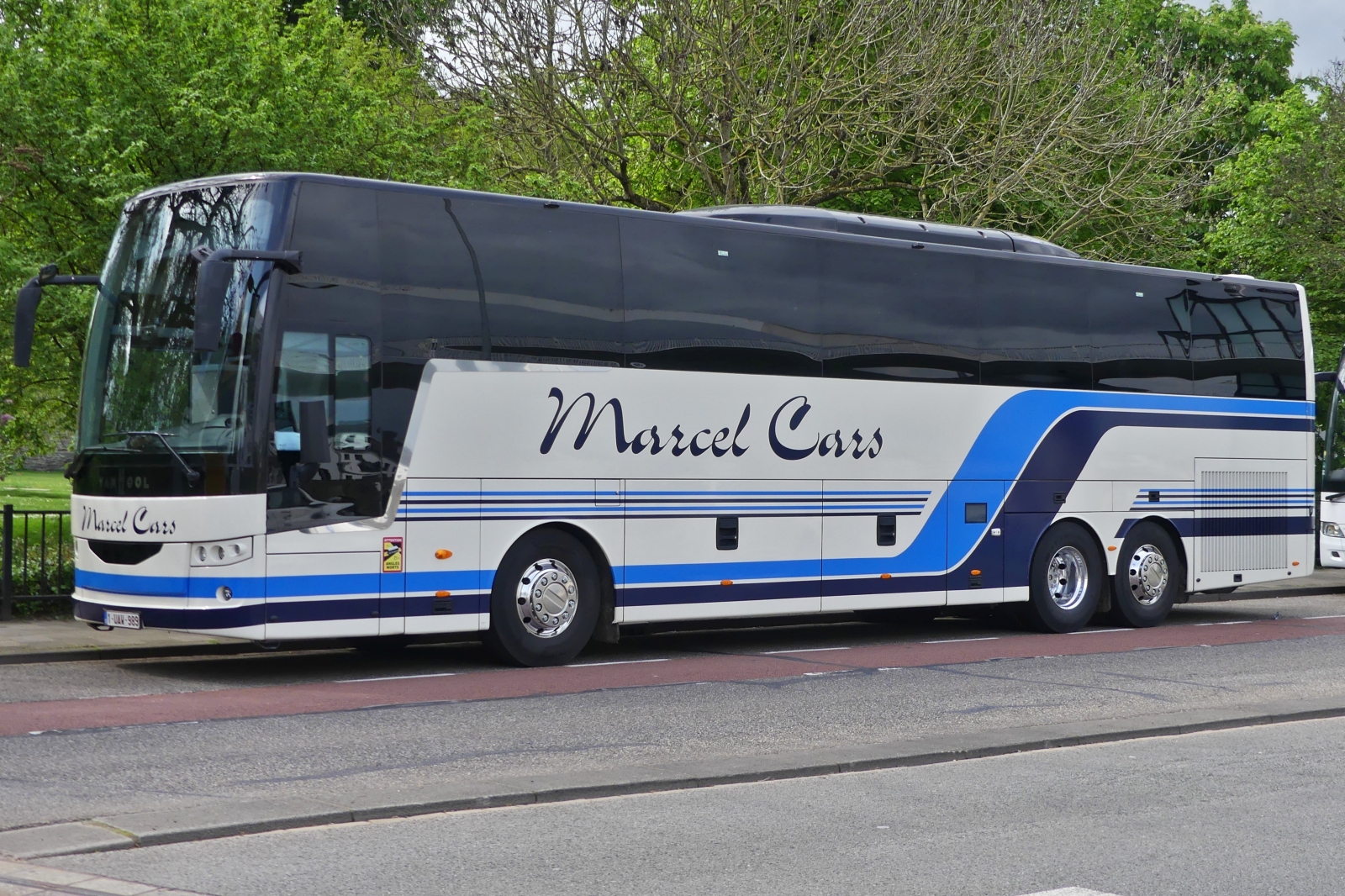 1-UAV-989, VanHool EX, von Marcel Cars, hält am Straßenrand in Maastricht. 04.2024