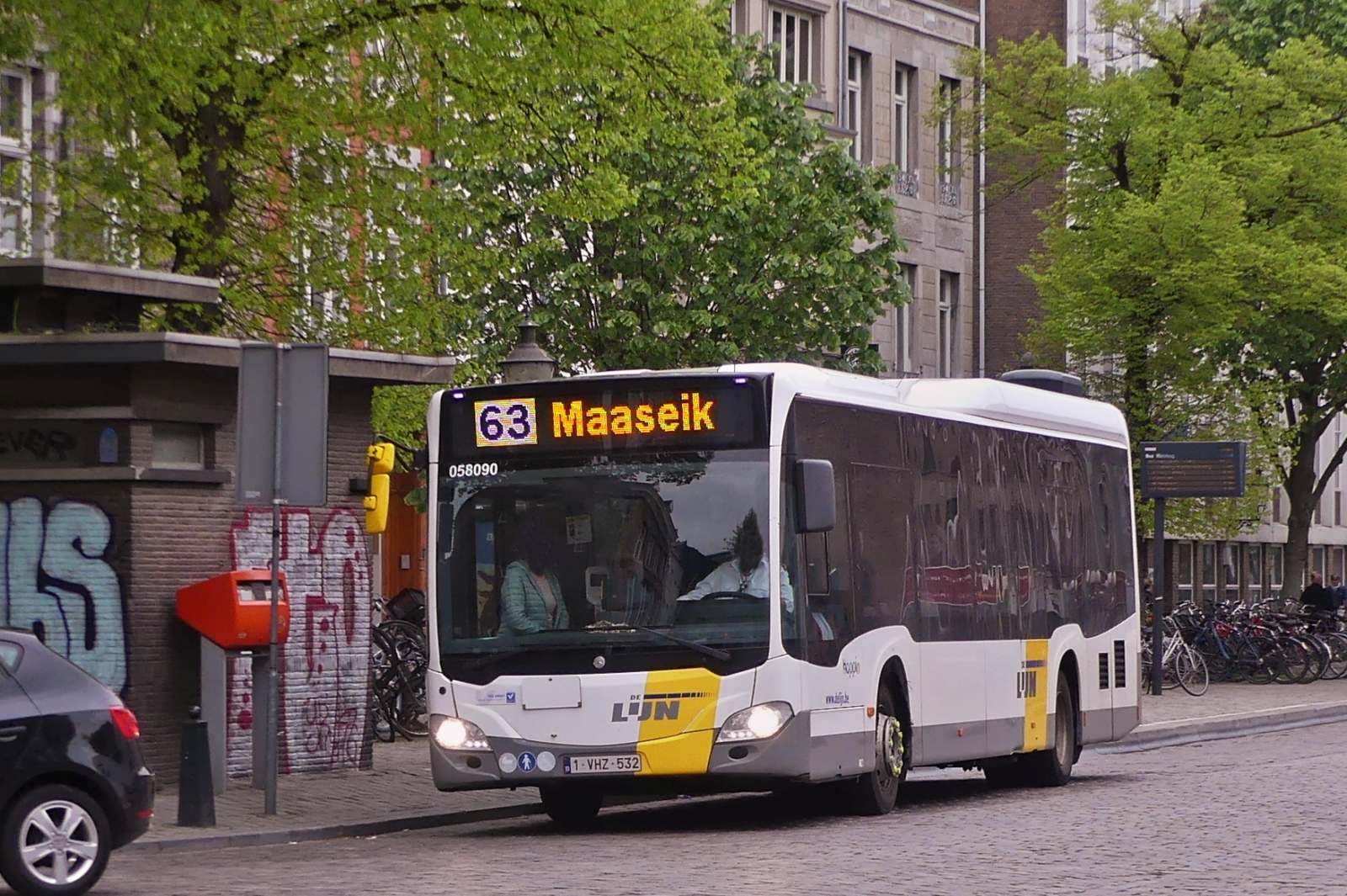 1-VHZ-532, Mercedes Benz Citaro, von de Lijn, aufgenommen in den Straßen von Maastricht. 04.2024  