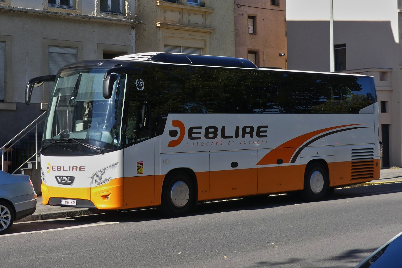 1-XNV-635, VDL Futura, von Busreisen Deblire aus Yvoir in Belgien, gesehen am Straßenrand in Remich. 09.2023 