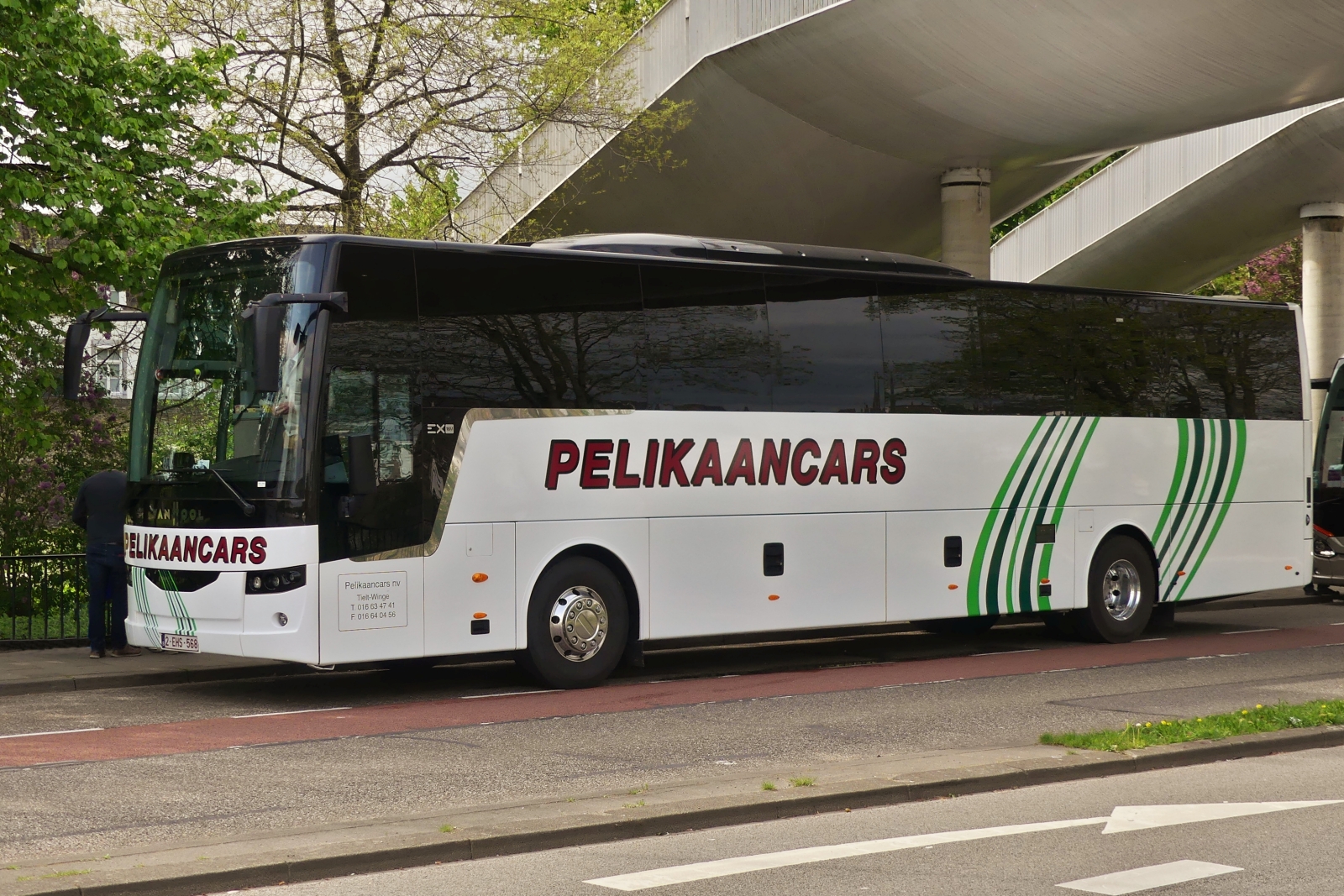 2-EHS-568, VanHool EX, von Pelikaancars, stand am Straßenrand in Maastricht. 04.2024