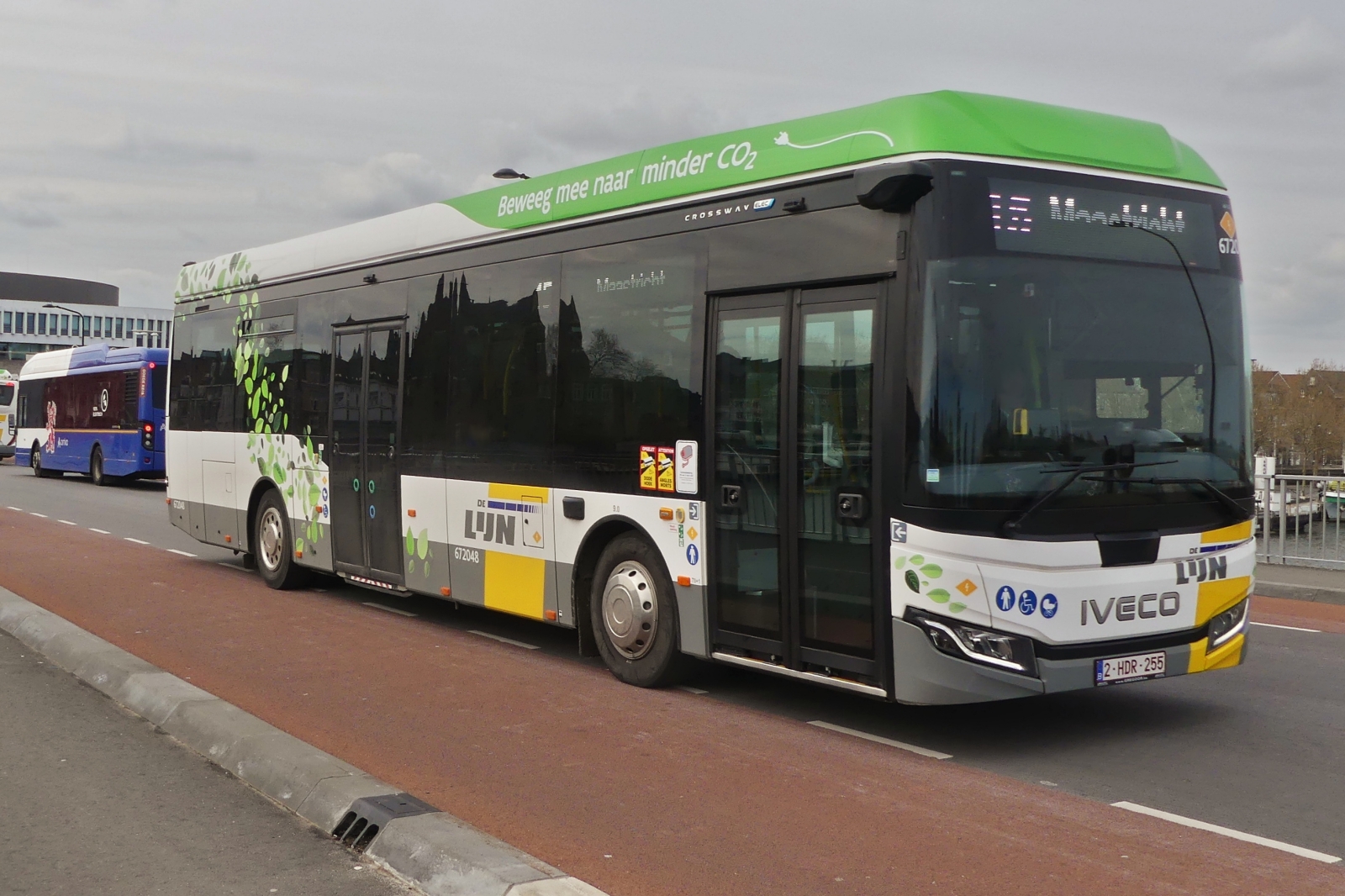 2-HDR-255, Iveco Crossway e, von De Lijn, in Maastricht in Richtung Bahnhof unterwegs. 03.2026