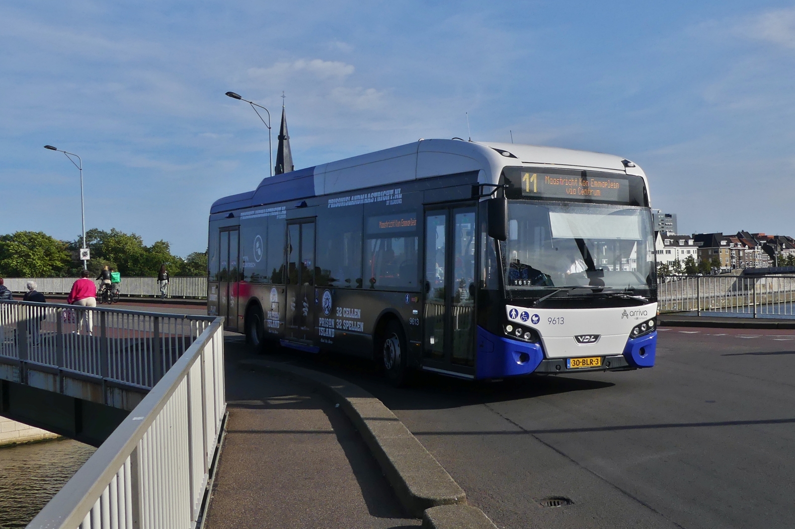 30-BLR-3 VDL Citea e von Arriva, unterwegs in den Straßen von Maastricht. 10.2023