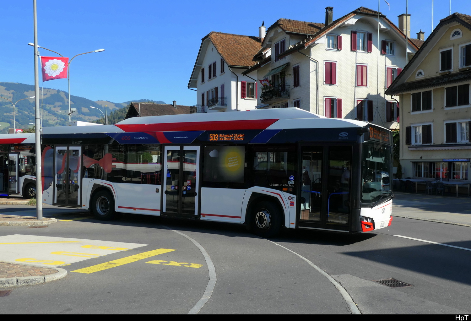 AAGS - Solaris Urbino 12 electric nr.28  SZ  22328 bei den Haltestellen beim Bahnhof Schwyz am 08.08.2026