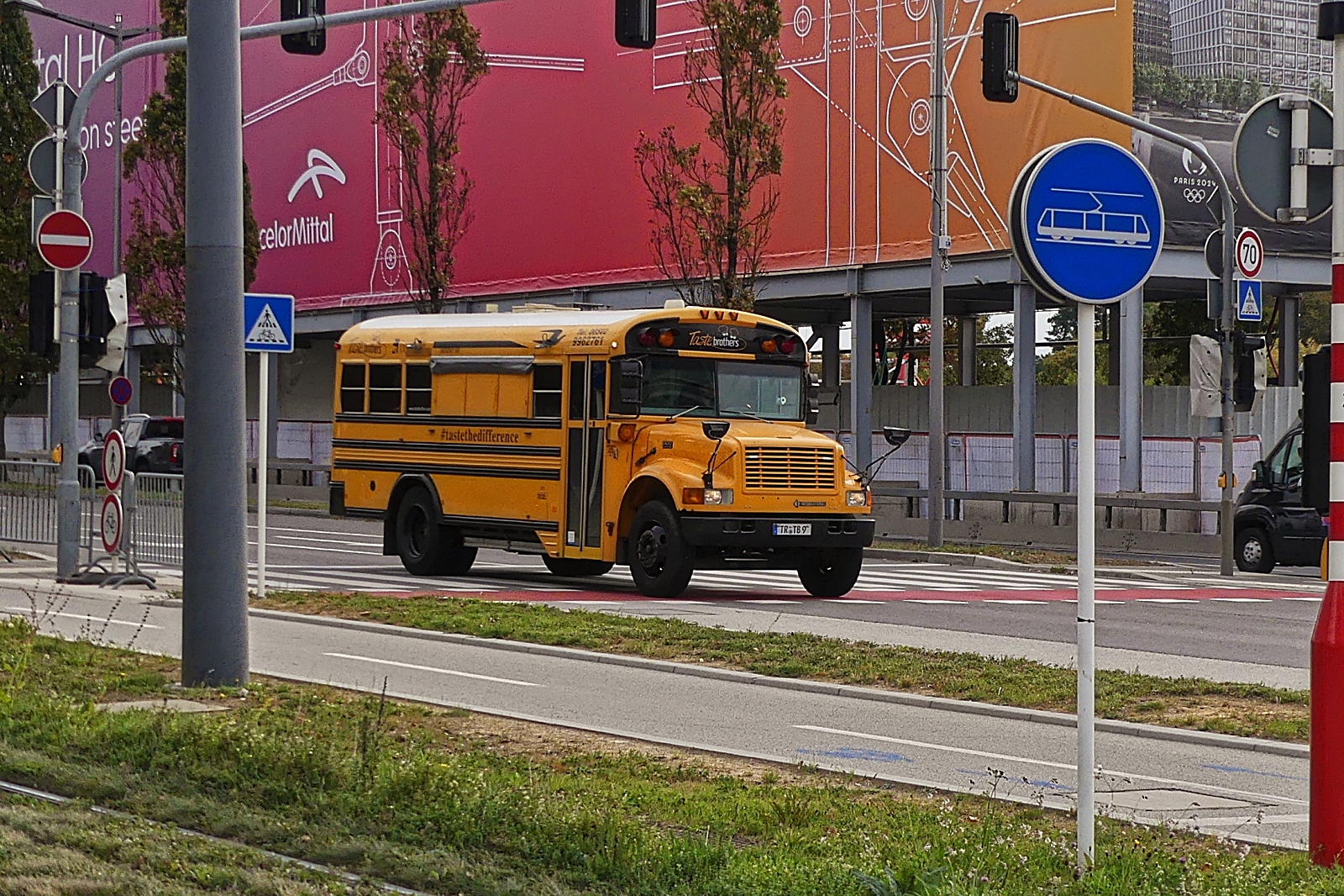 Als Foodtruck umgebauter US Schulbus International 3500, der Taste brothers aus Föhren, unterwegs zu einem Treffpunkt in der Stadt Luxemburg. 18.10.2023