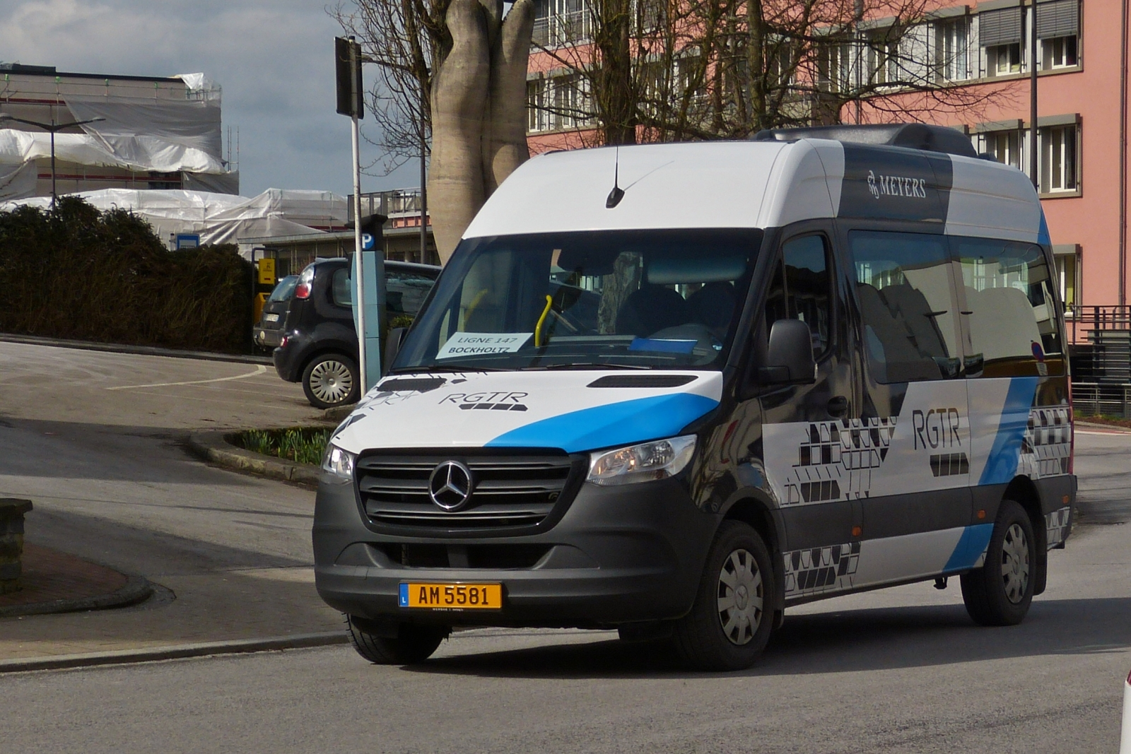 AM 5581, Mercedes Benz Sprinter von Autocars Meyers, bedient die Linie 147 Wiltz – Bockholtz, aufgenommen beim Krankenhaus in Wiltz. 03.2023