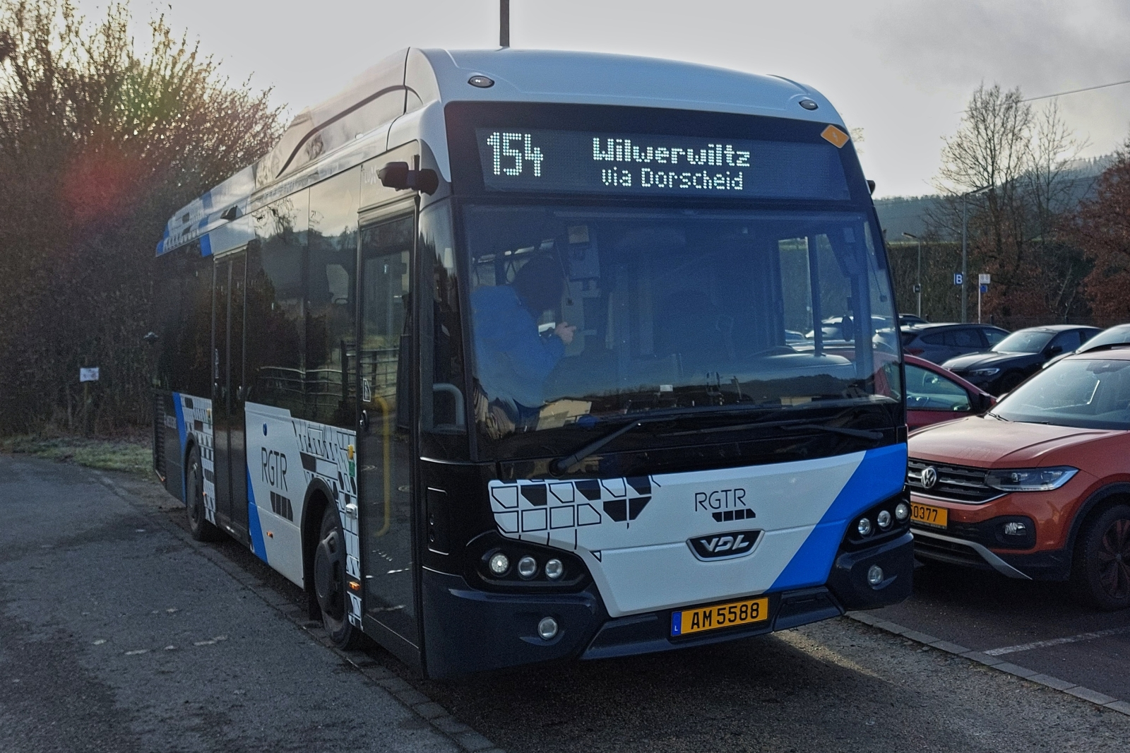 AM 5588, VDL Citeae von Autocars Meyers, stand am Bahnhof in Wilwerwiltz. 12.02025
