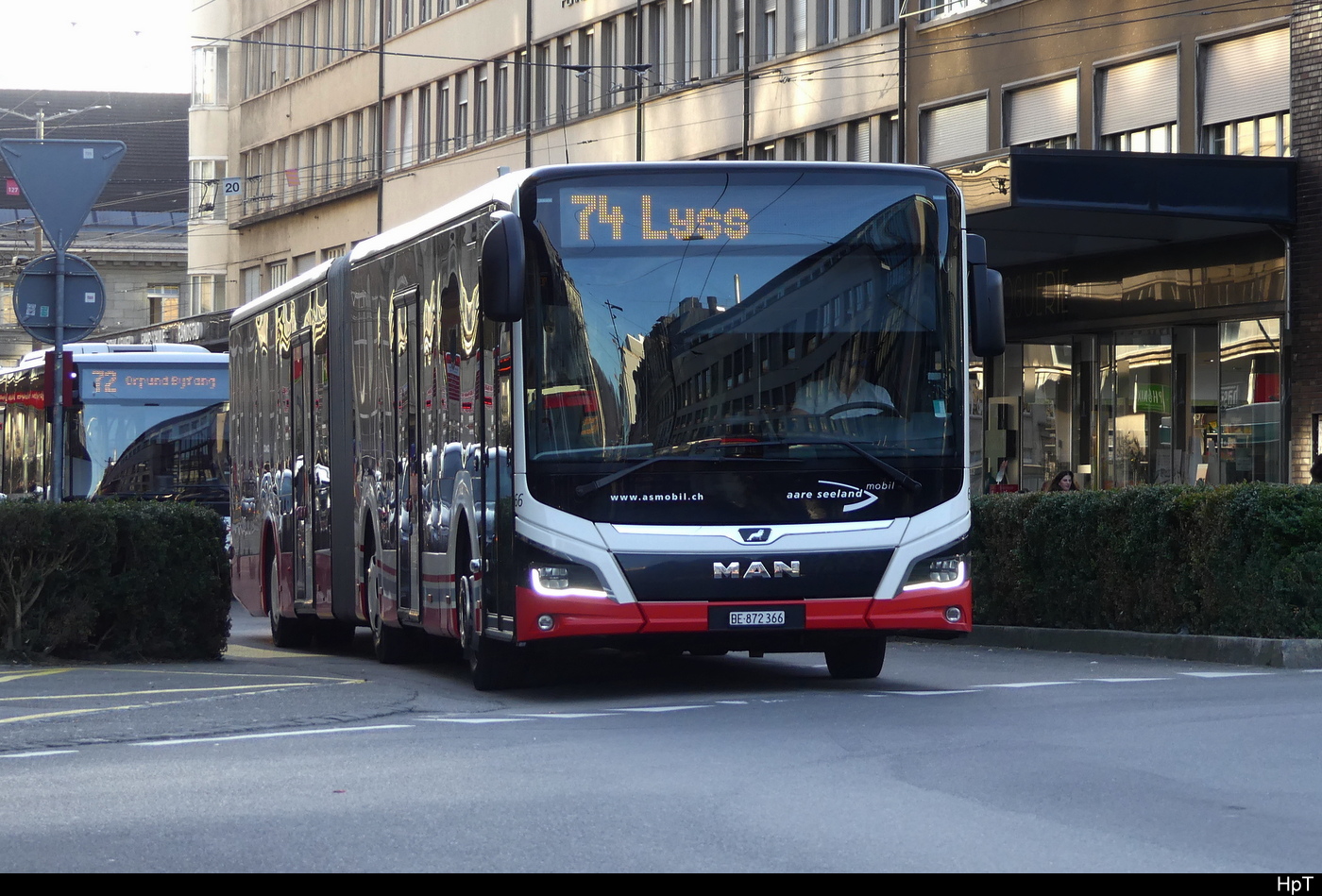 asm Seeland - MAN Lion`s City Hybrid  Nr.66  BE 872366 unterwegs auf der Linie 74 in der Stadt Biel am 06.02.2024