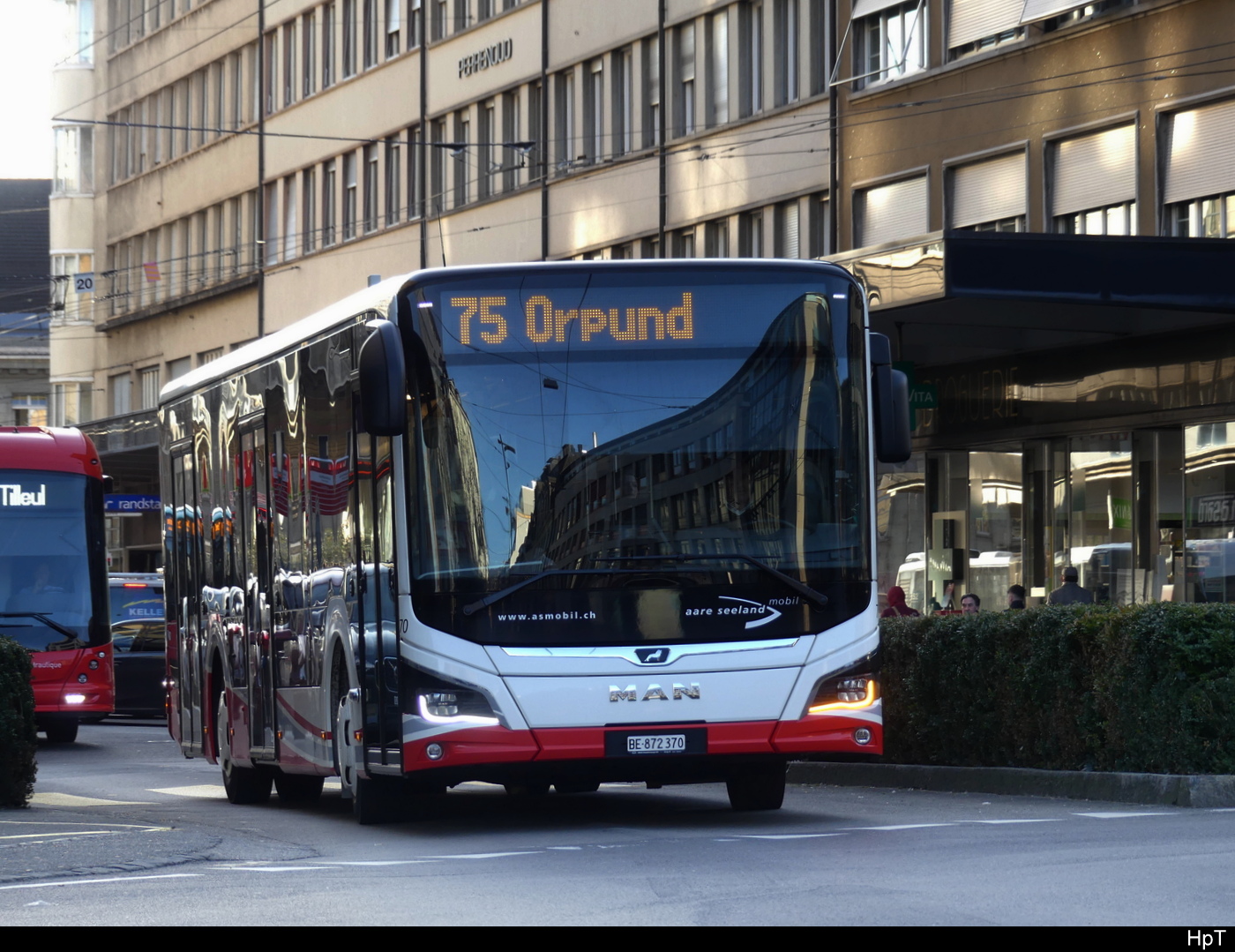 asm Seeland - MAN Lion`s City Hybrid Nr.7  BE 872370 unterwegs auf der Linie 75 in der Stadt Biel am 06.02.2024