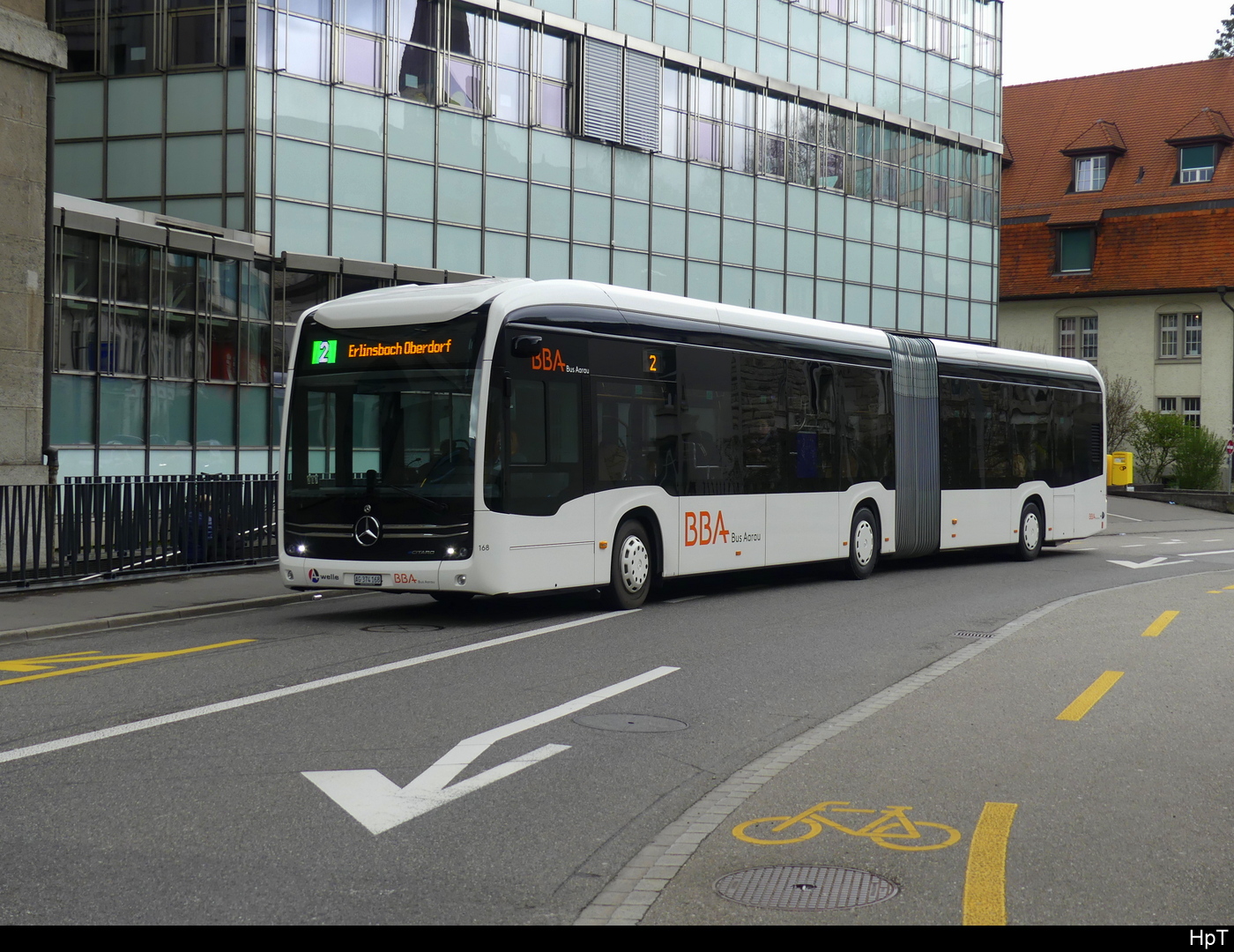 BBA - Mercedes e Citaro Nr.168  AG 374168 bei der zufahrt zu den Bushaltestellen vor dem Bhf. Aarau am 2024.04.01