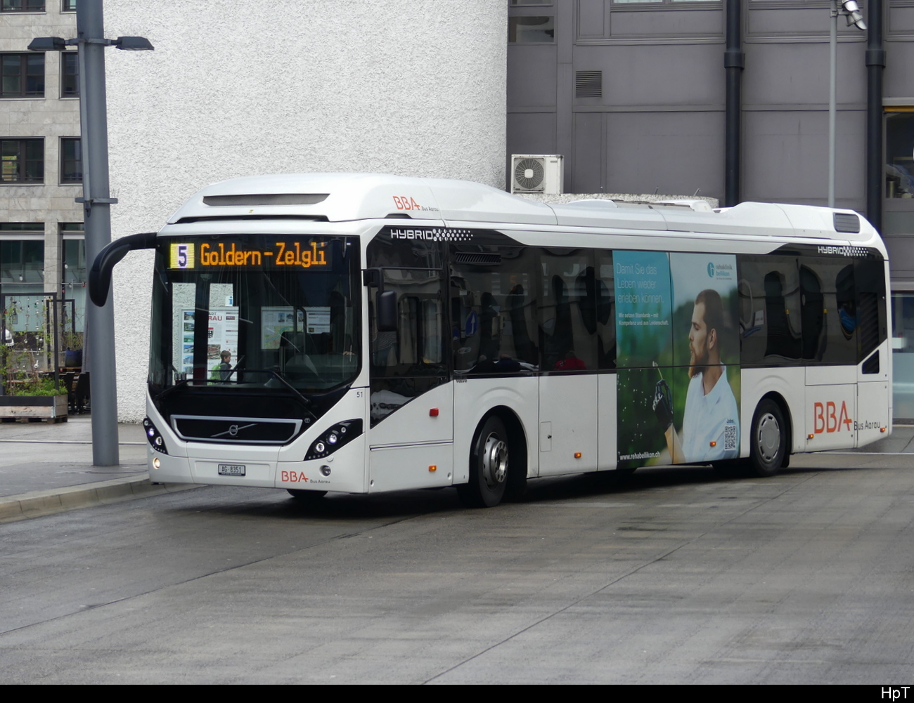 BBA - Volvo 7900 Hybrid Nr.51  AG 8351 unterwegs in Aarau am 17.04.2023
