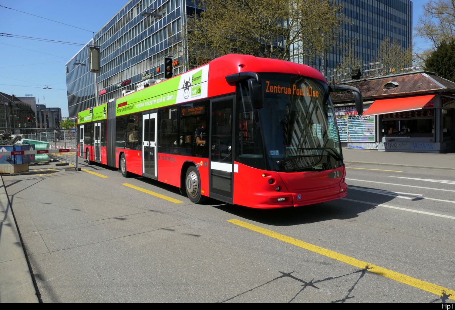 Bern Mobil - Hess Trolleybus Nr.24 unterwegs auf der Linie 12 in der Stadt Bern am 11.04.2026