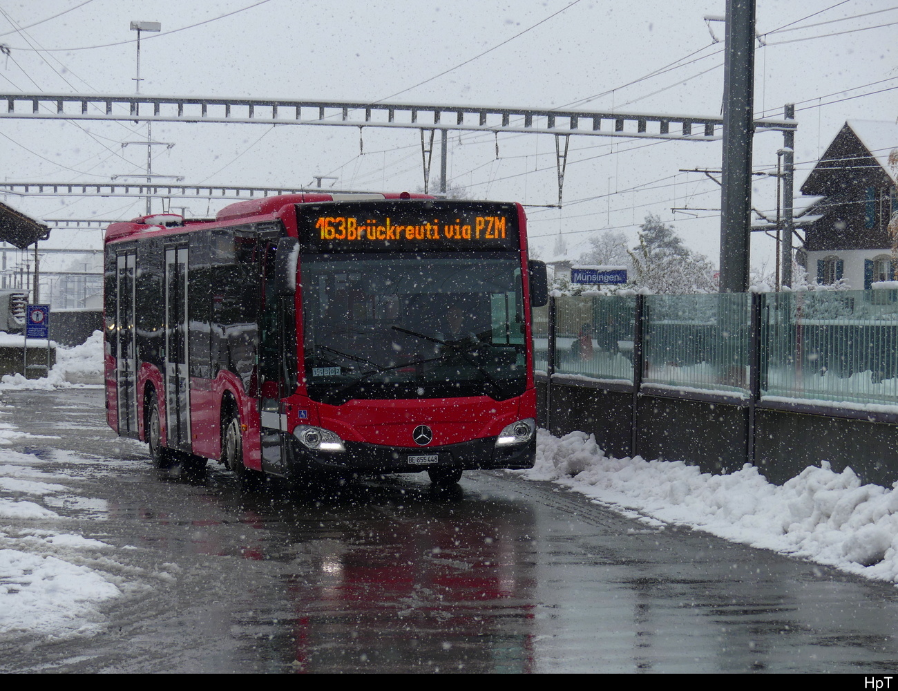 Bern Mobil - Mercedes Citaro  Nr.448 unterwegs auf der Linie 163 bei den Haltestellen beim Bhf. Münsingen am 02.12.2023