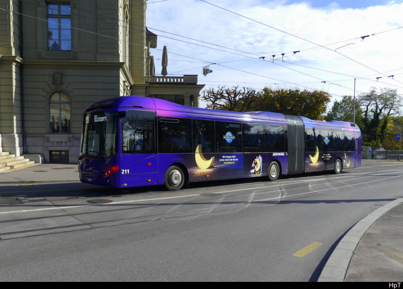 Bern Mobil - Volvo 7900 Hybrid  Nr.211  BE  881211 unterwegs in der Stadt Bern am 06.11.2022