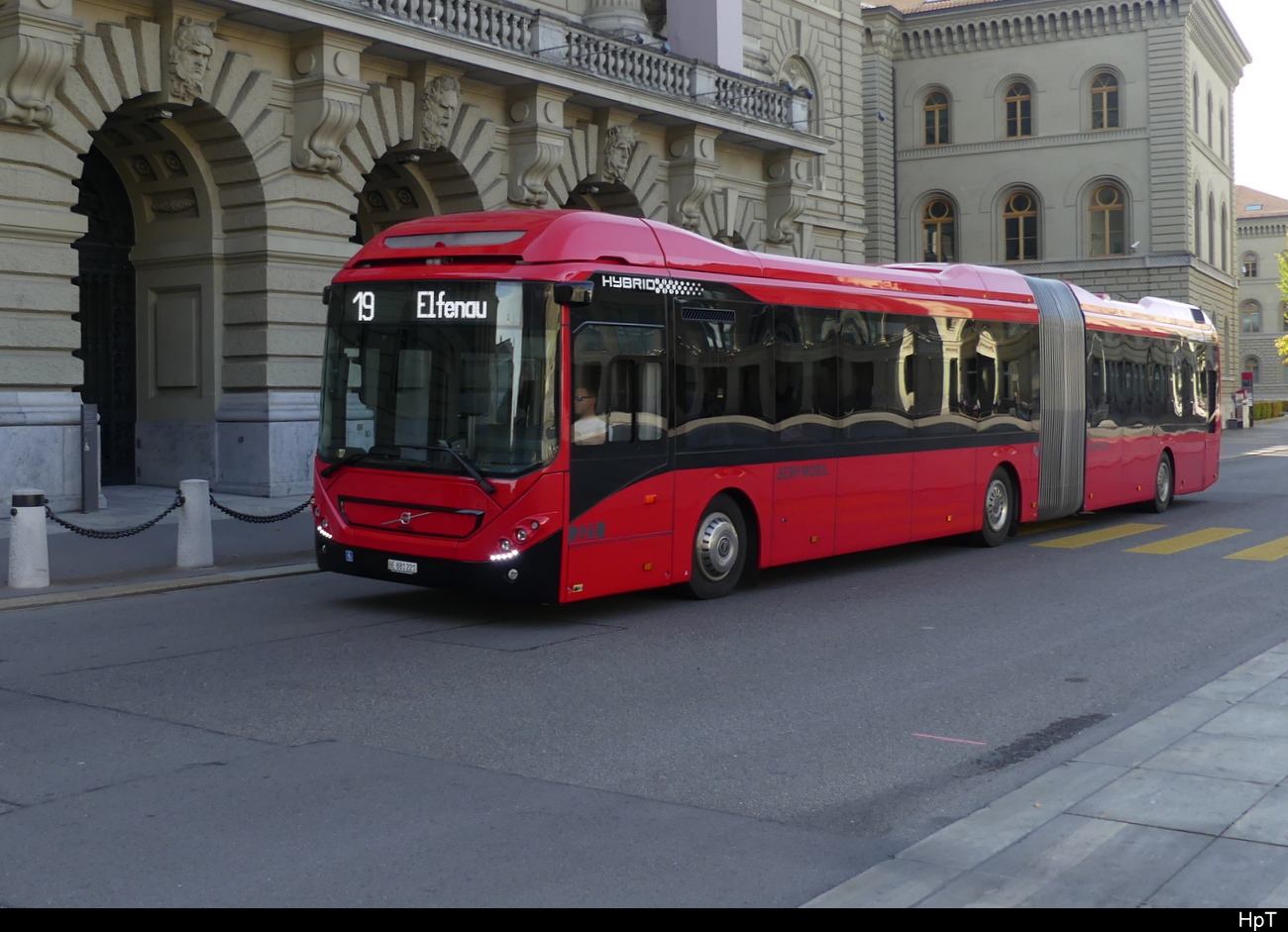 Bern Mobil - Volvo 7900 Hybrid Nr.221  BE 881221 unterwegs in der Stadt Bern am 06.11.2022