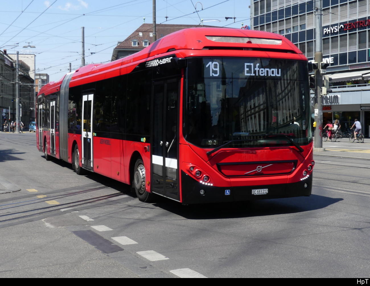 Bern Mobil - Volvo 7900 Hybrid  Nr.212 unterwegs in der Stadt Bern am 2023.06.17