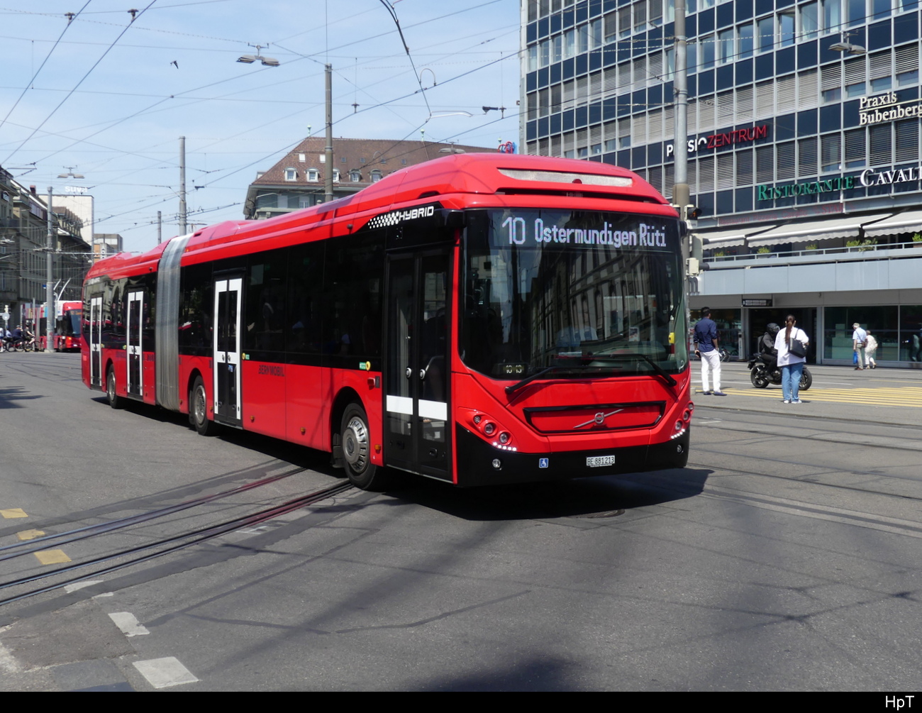 Bern Mobil - Volvo 7900 Hybrid  Nr.213 unterwegs in der Stadt Bern am 2023.06.17