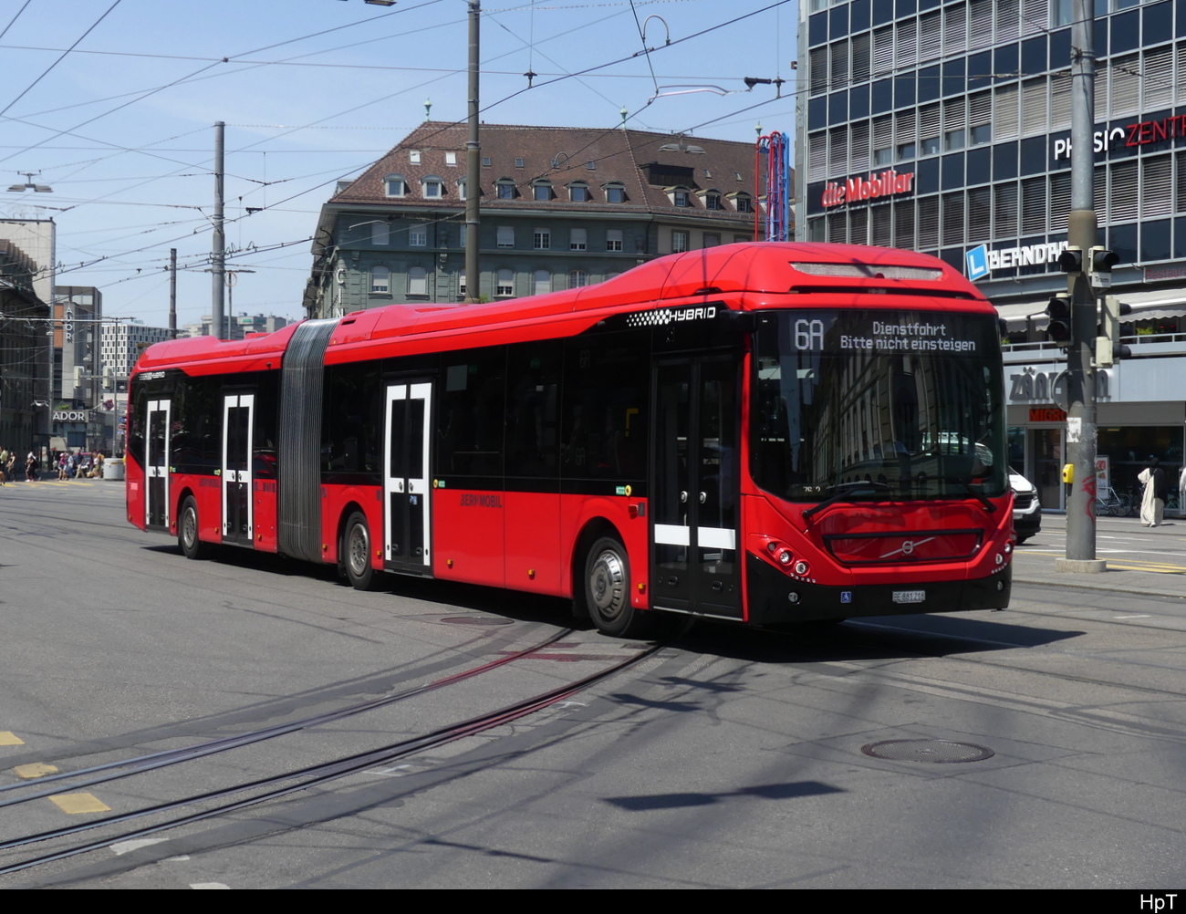 Bern Mobil - Volvo 7900 Hybrid  Nr.218 unterwegs in der Stadt Bern am 2023.06.17