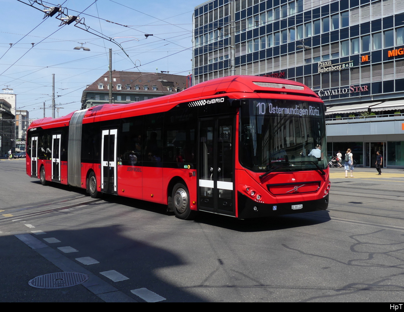 Bern Mobil - Volvo 7900 Hybrid  Nr.226 unterwegs in der Stadt Bern am 2023.06.17