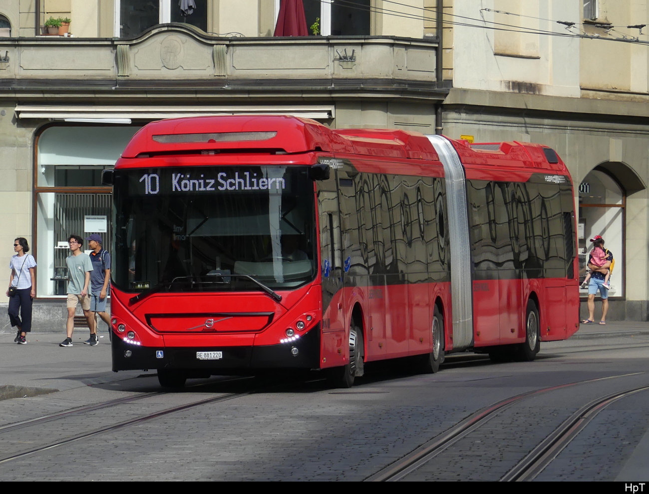 Bern Mobil - Volvo 7900 Hybrid  Nr.220 unterwegs auf der Linie 10 in der City von Bern am 03.09.2023