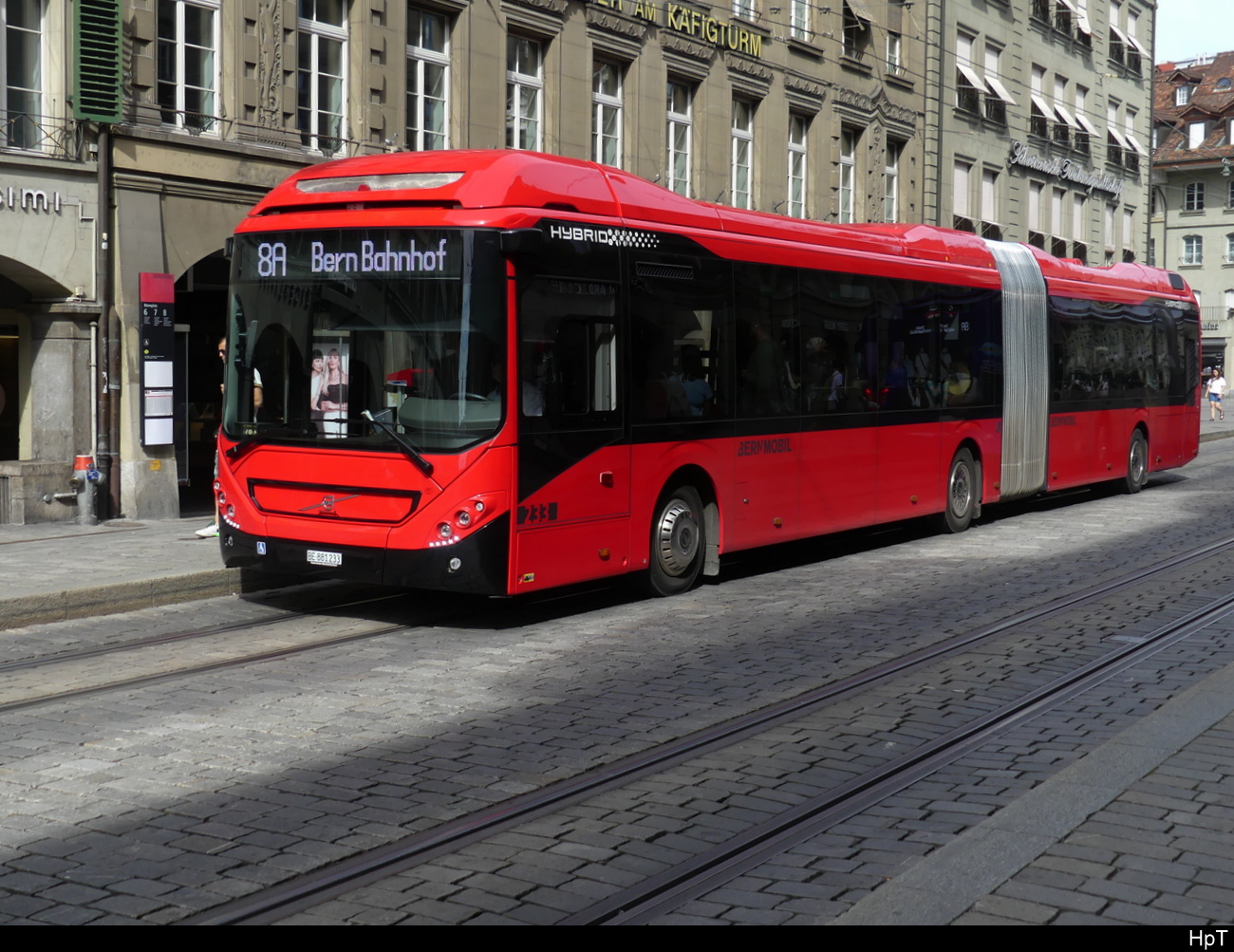 Bern Mobil - Volvo 7900 Hybrid  Nr.233 unterwegs auf der Linie 8A als Tramersatz in der City von Bern am 03.09.2023