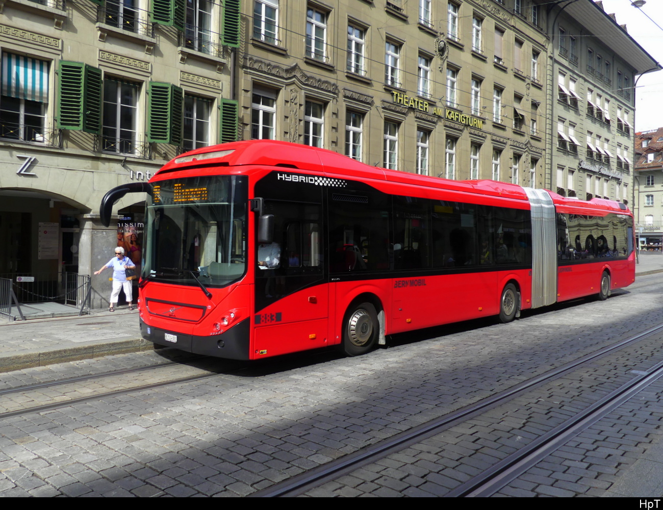 Bern Mobil - Volvo 7900 Hybrid  Nr.883 unterwegs auf der Linie 19 in der City von Bern am 03.09.2023