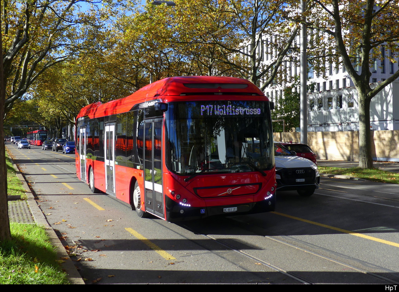 Bern mobil - Volvo 7900 Hybrid  Nr.181 unterwegs auf der Linie P17 in der Stadt Bern am 28.10.2023