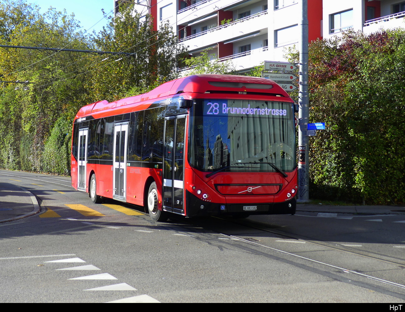 Bern mobil - Volvo 7900 Hybrid Nr.182 unterwegs auf der Linie 28 in der Stadt Bern am 28.10.2023
