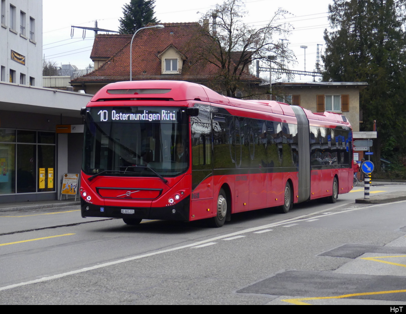 Bern Mobil - Volvo 7900 Hybrid Nr.215   BE 881215 unterwegs auf der Linie 10 in Ostermundigen am 27.01.2024