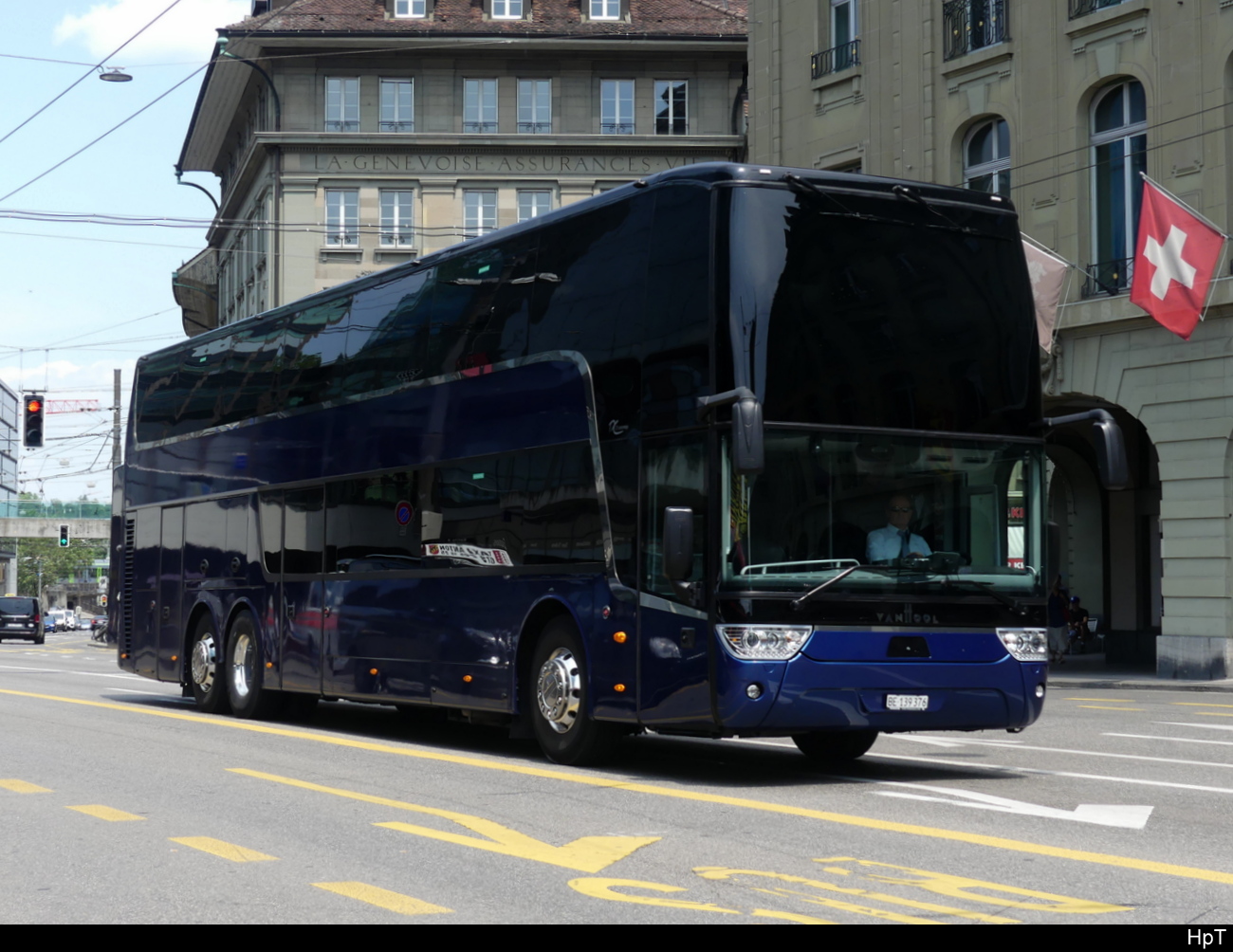 Blauer VanHool TX 27 astromega unterwegs in der Stadt Bern am 17.06.2023