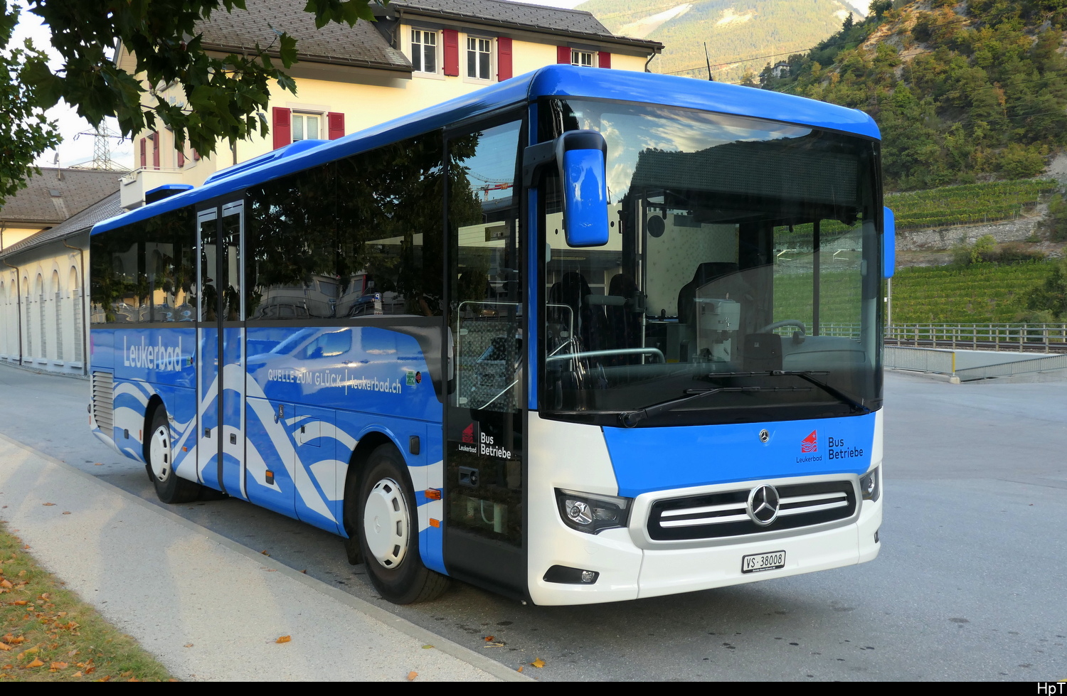 Bus Betriebe Leukerbad - Mercedes Intouro Hybrid  VS  38008 beim Bhf. Leuk am 05.10.2026