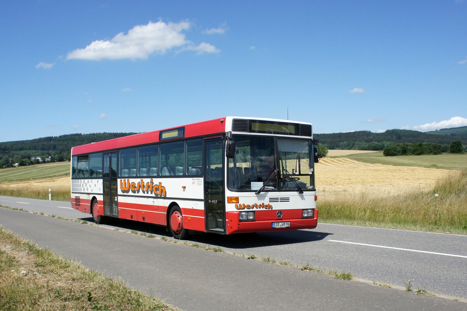 Bus Rheinland-Pfalz: Mercedes-Benz O 407 (BIR-WR 96) vom Omnibusbetrieb Westrich Reisen GmbH, aufgenommen im Juli 2022 in der Nähe von Kempfeld, einer Ortsgemeinde im Landkreis Birkenfeld.