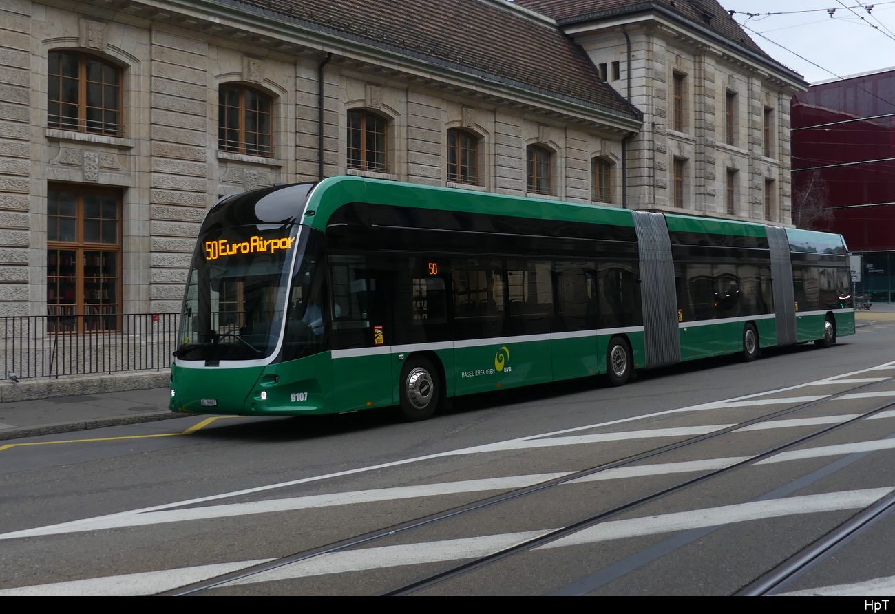 BVB - Hess E-Bus Nr.9107  BS 99807 vor dem SBB Bahnhof in Basel am 19.03.2023