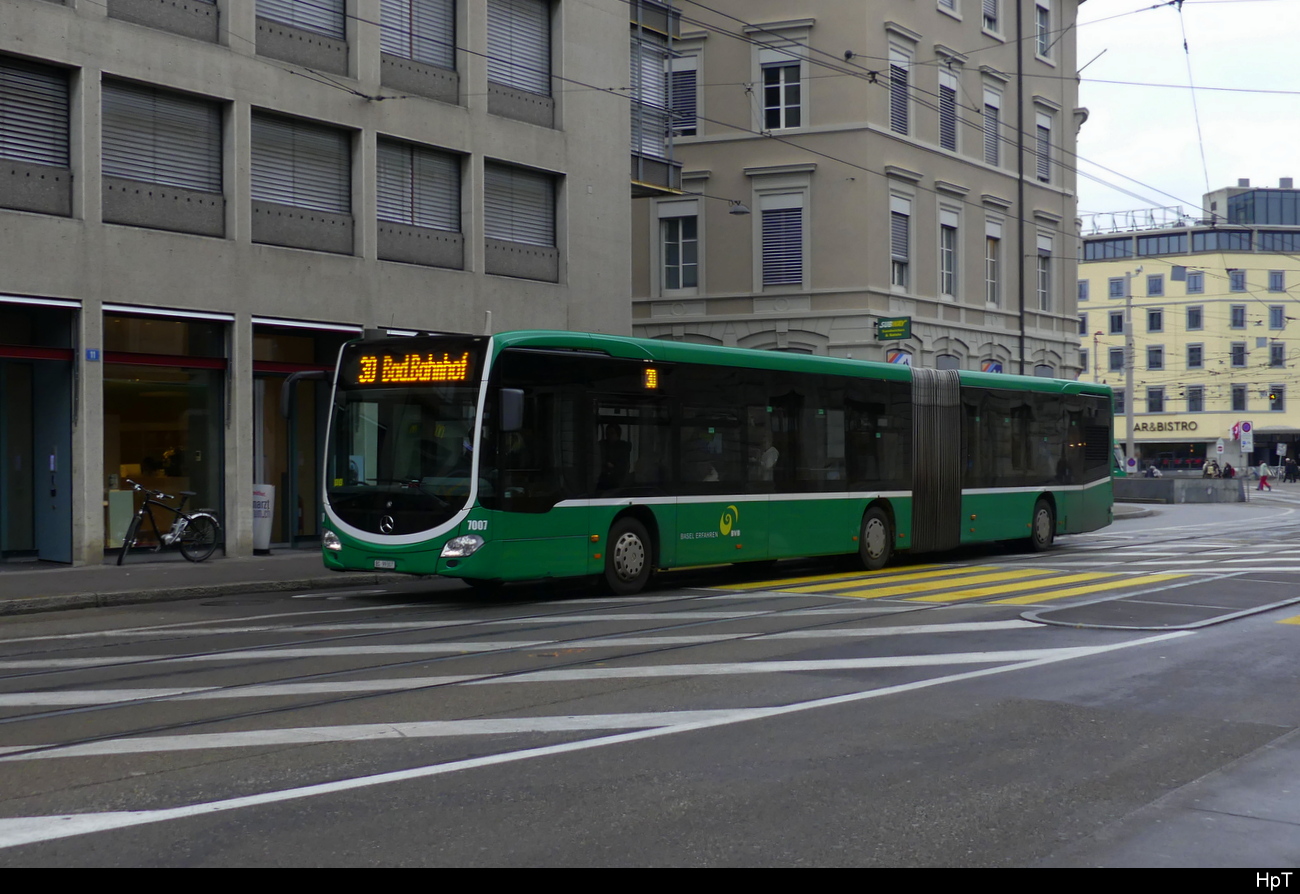 BVB - Mercedes Citaro Nr.7007 unterwegs auf der Linie 30 vor dem SBB Bahnhof Basel am 18.11.2023
