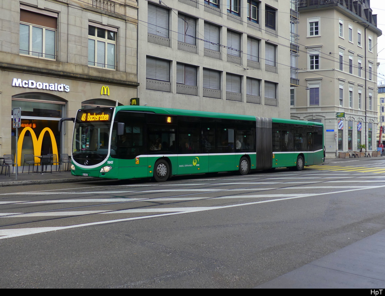 BVB - Mercedes Citaro Nr.7047 unterwegs auf der Linie 48 vor dem SBB Bahnhof Basel am 18.11.2023