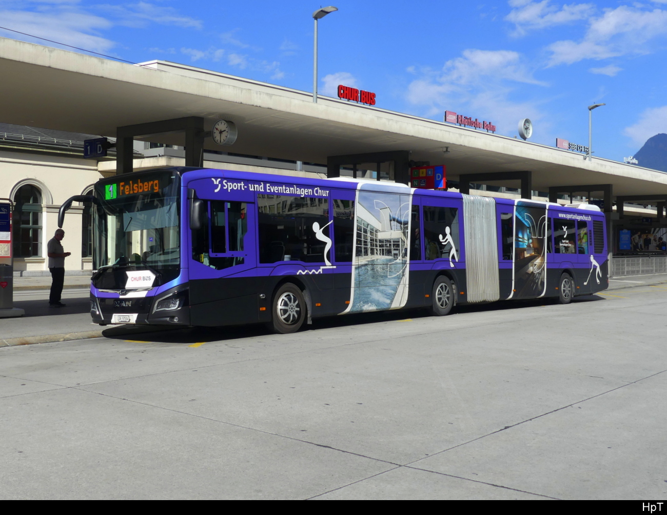 Chur Bus - MAN Lion`s City Hybrid  GR 97504 bei den Bushaltestellen vor dem Bhf. Chur am 03.10.2023
