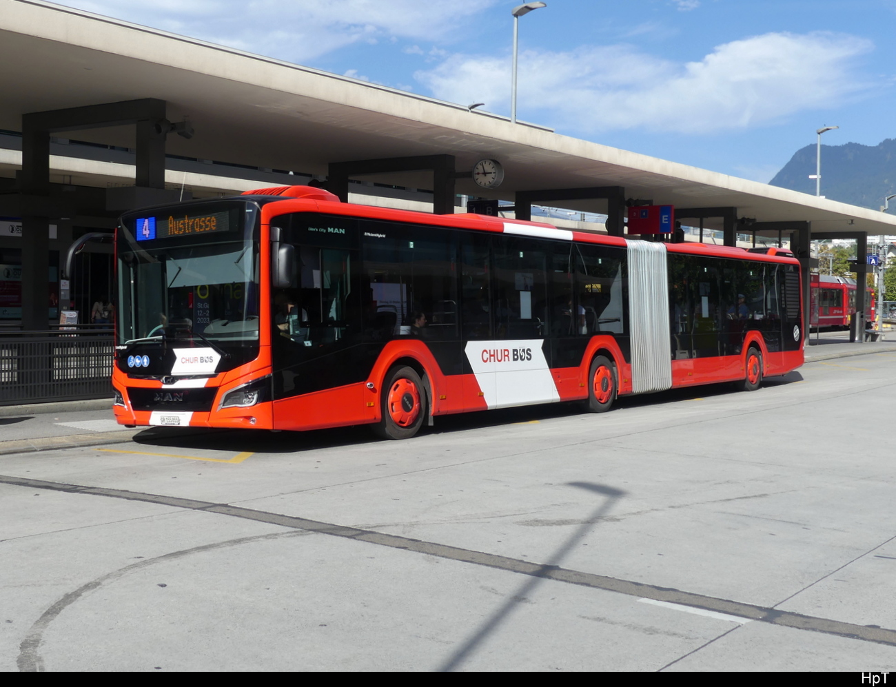 Chur Bus - MAN Lion`s City Hybrid  GR 155855 bei den Bushaltestellen vor dem Bhf. Chur am 03.10.2023
