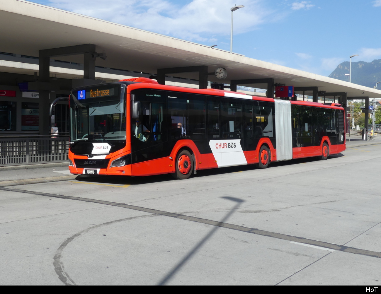 Chur Bus - MAN Lion`s City Hybrid  GR 155858 bei den Bushaltestellen vor dem Bhf. Chur am 03.10.2023
