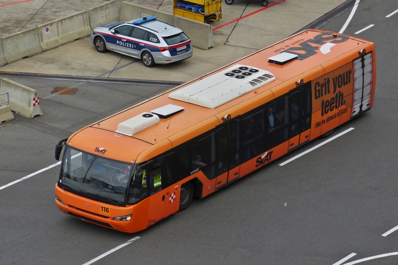 Cobus 3000 116, Flughafenbus, aufgenommen am Flughafen in Wien. 04.06.2023