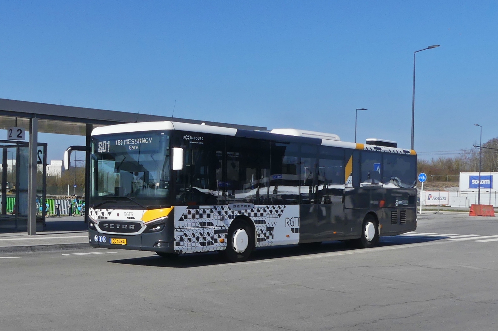 DC 4364, Setra S 515 LE, Hybrid, von Demy Cars, kommt am Busbahnhof Howald an. 03.2026