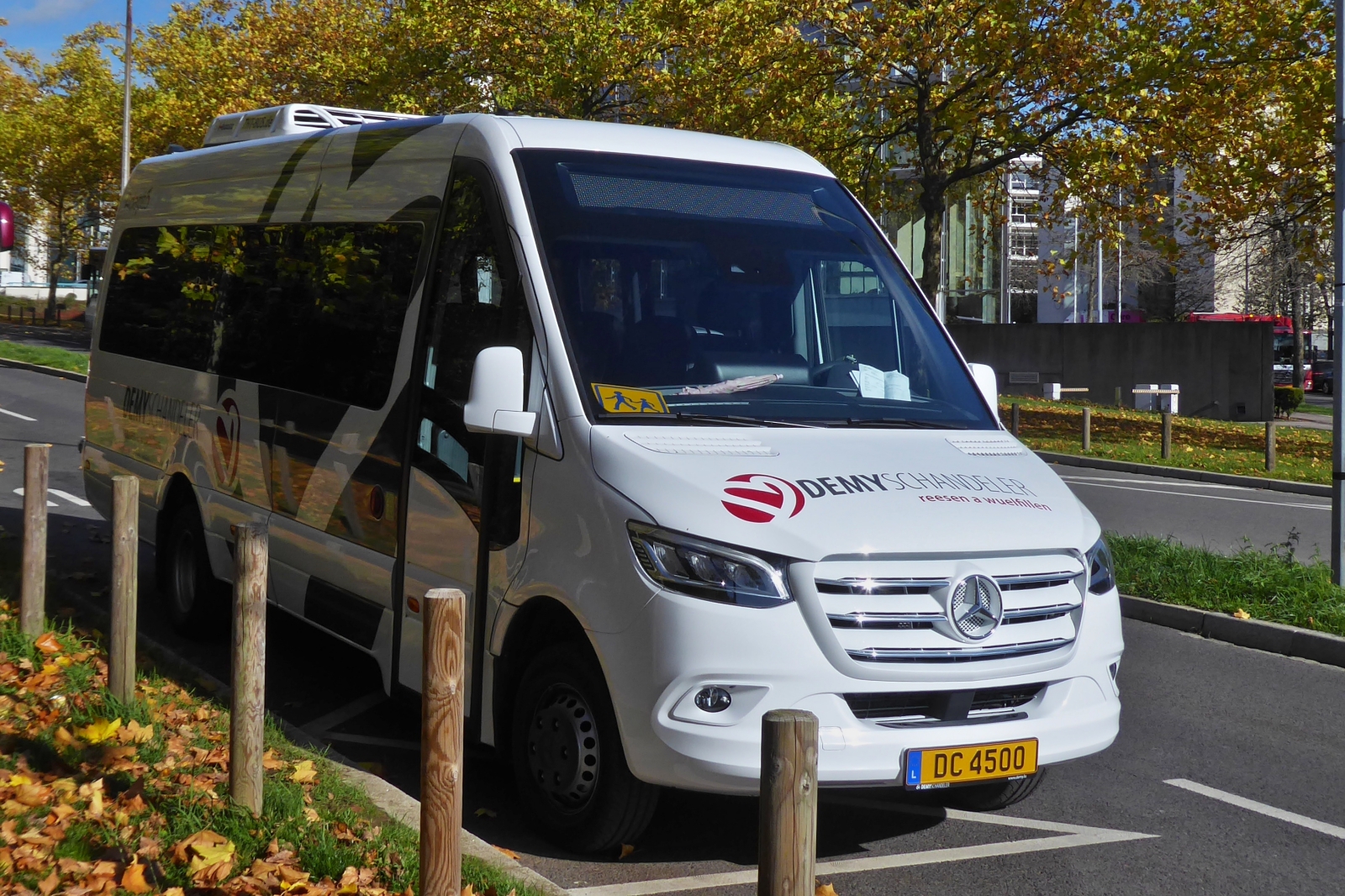 DC 4500, Mercedes Benz Sprinter von Demy Cars, in ungewohnter Farbgebung, gesehen  am Straßenrand in der Stadt Luxemburg. 10.2022