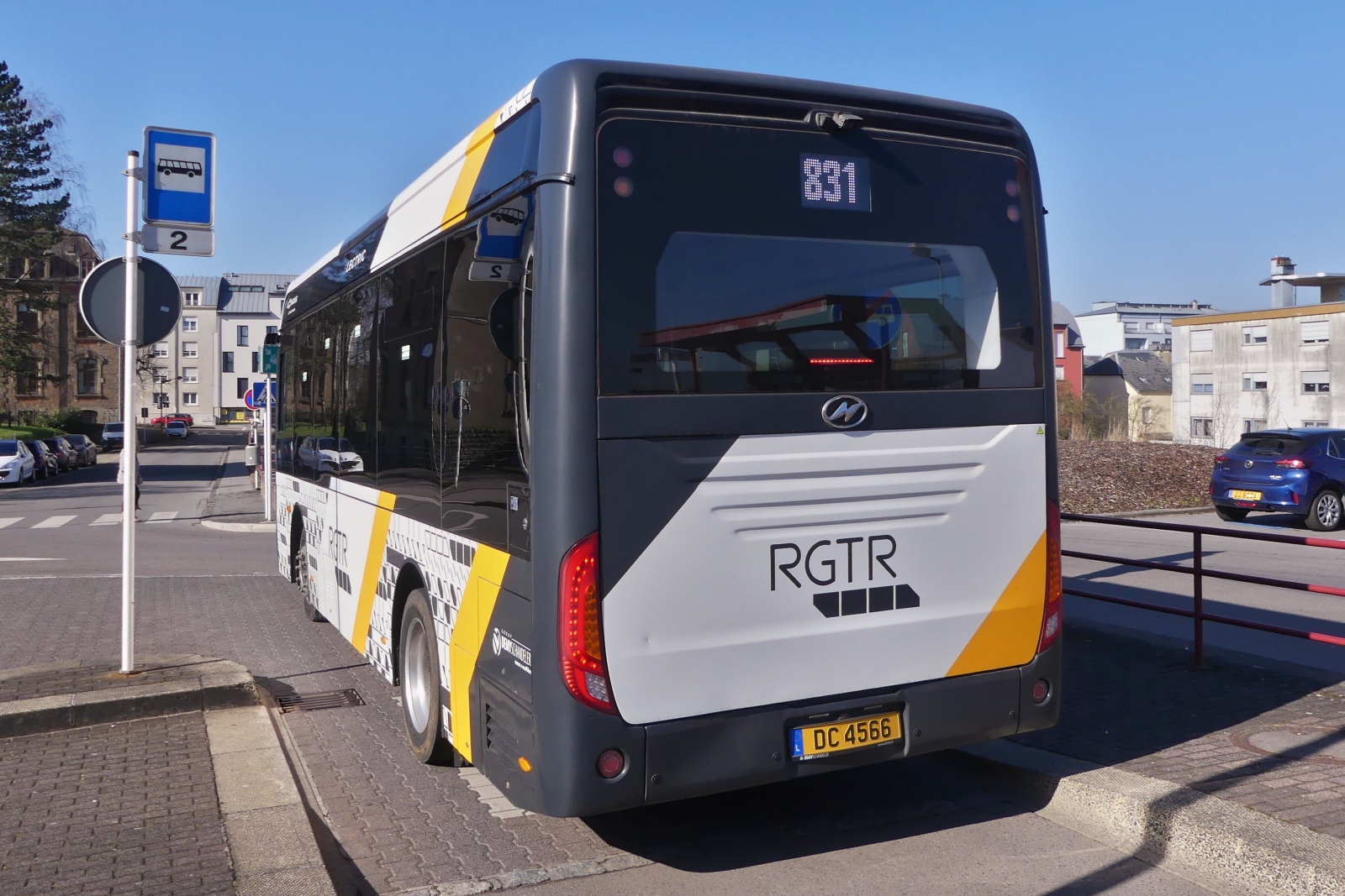 DC 4566, Higer Azure e Bus von Demy Cars, Heckansicht, aufgenommen am Bahnhof in Petange. 03.2026
