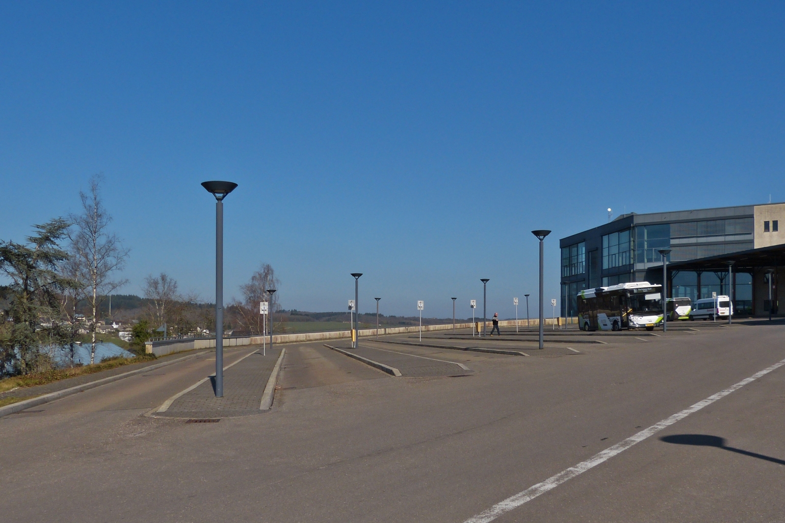 Die Bushaltestelle bei der höheren Schule in Wiltz. 03.2023