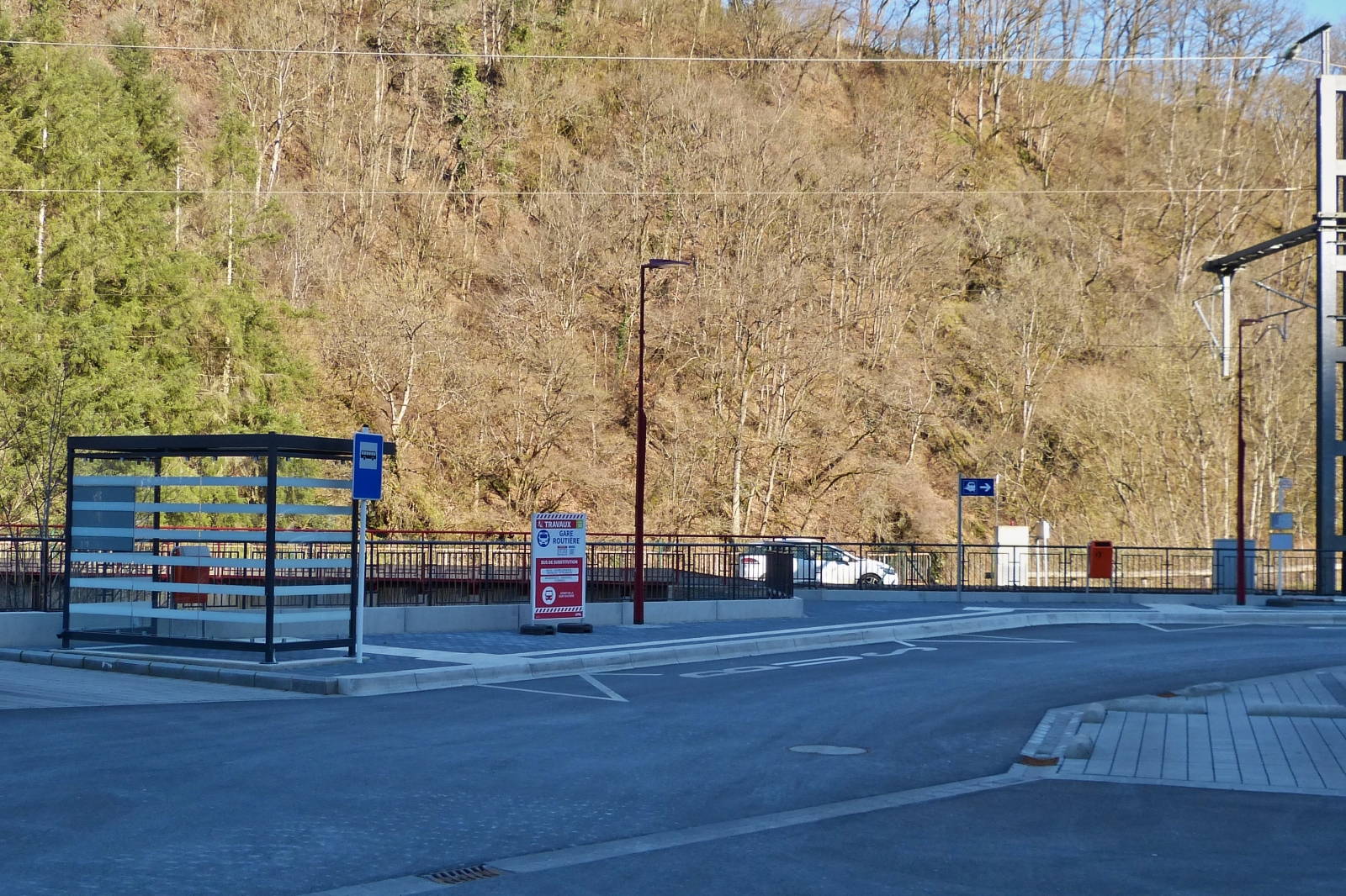 Die vor kurzem fertiggestellte Haltestelle am Bahnhof in Kautenbach.  27.02.2023