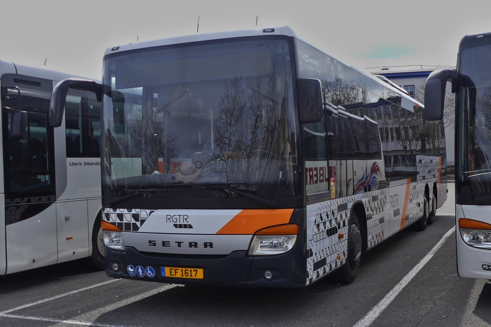 EF 1617 Setra S 418 LE, abgestellt auf dem Busparkplatz in der Stadt Luxemburg. 03.2024