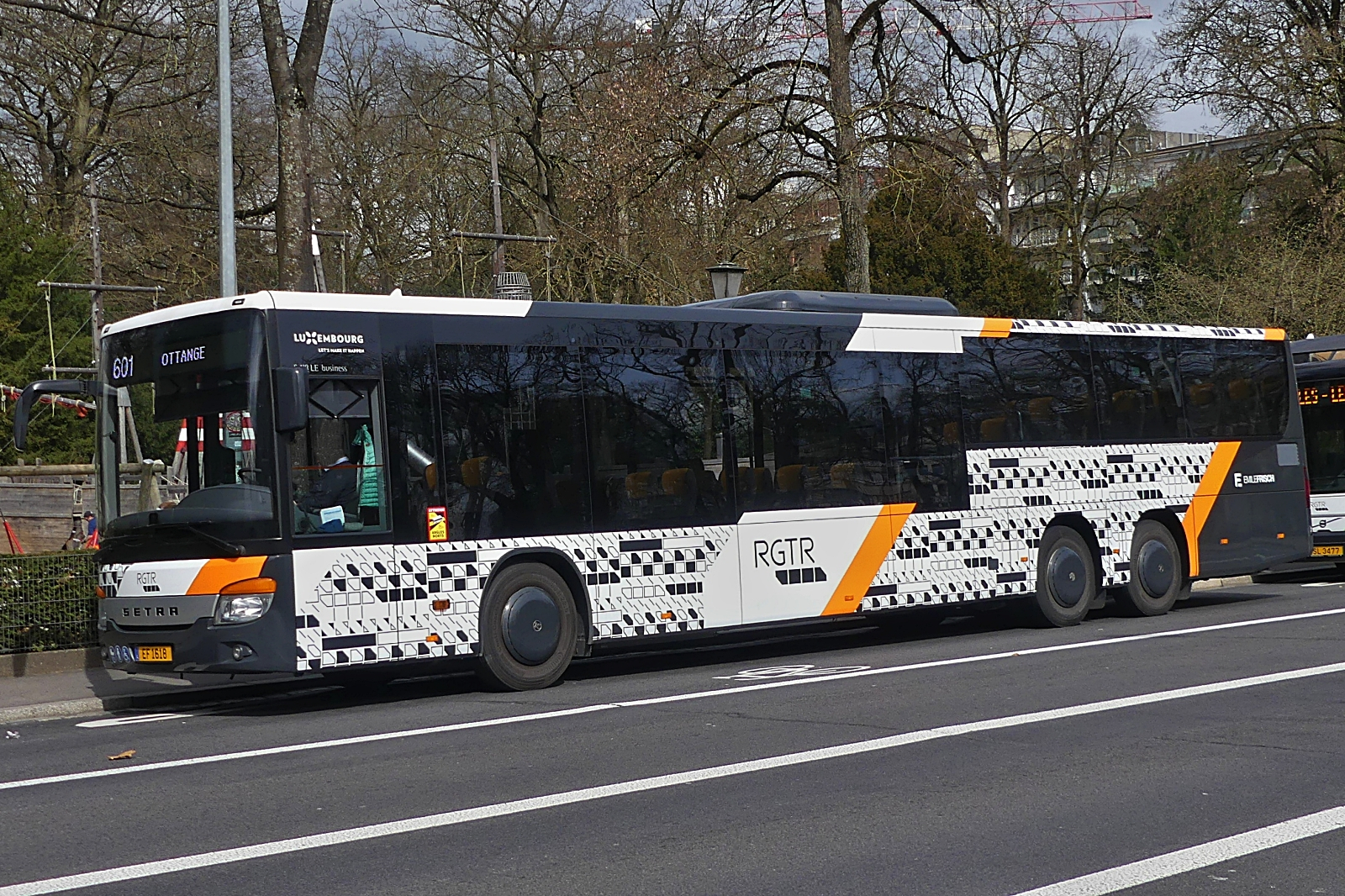 EF 1618, Setra S 418 LE, von Emile Frisch, gesehen an einer Bushaltestelle in der Stadt Luxemburg. 03.2024