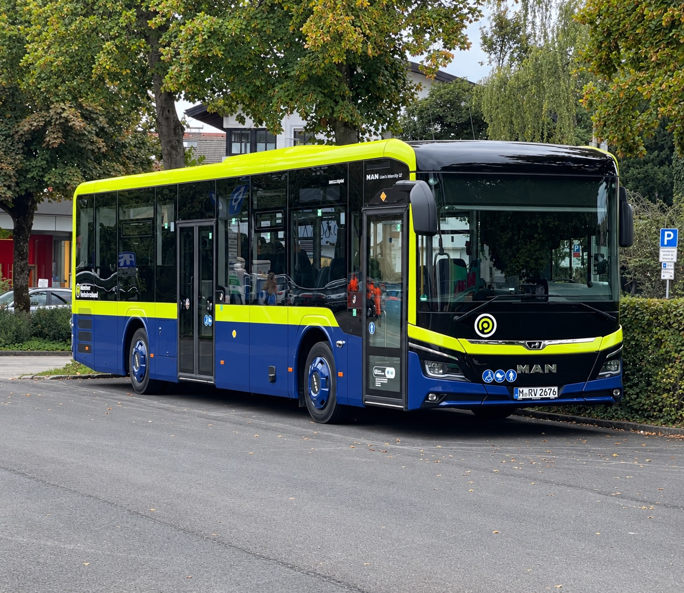 Ein neues Fahrzeug f�r den Regionalverkehr Oberbayern. Dieses Fahrzeug befindet sich momentan sehr oft am Busbahnhof in Prien a. Chiemsee. Der wundersch�ne Bus kam im August 2026 zu uns, und bietet dank seiner modernen MVV Austattung mit sehr vielen extras eine wirklich tolle Atmosph�re.Der genaue Modellname ist: MAN Lion's Intercity LE 42C. Der Bus wird au�erdem mit einem Voith/Diwa Motor angetrieben, welcher perfekt f�r einen h�geligen Linienverkehr geeignet ist. 

Information: Dieses Bild wurde am 01.10.2026 am Busbahnhof in Prien aufgenommen.
Bild von Airbus0815 