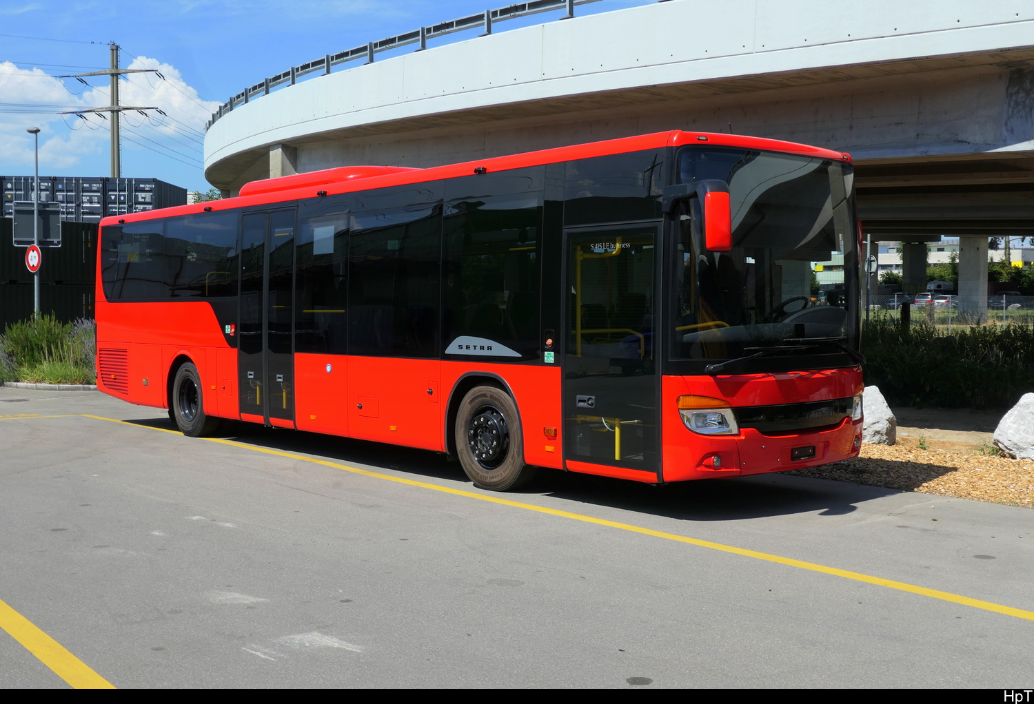 Ein Roter Setra S 415 LE abgestellt auf dem Areal von Interbus in Kerzers/FR am 11.07.2026